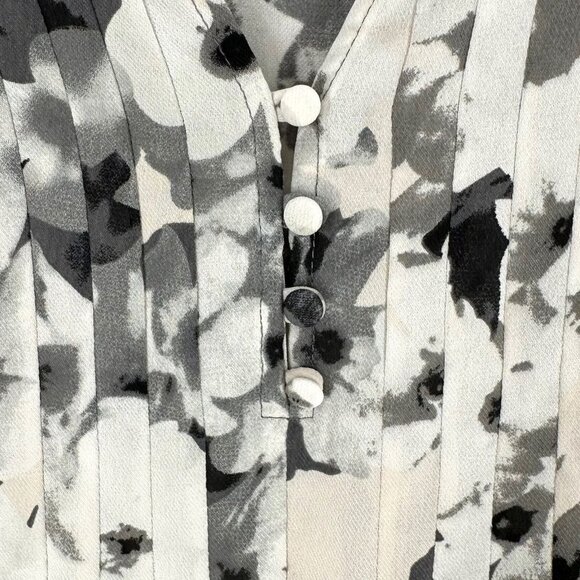 Saint Tropez Black and Gray Floral Crepe Pleated Blouse Size Small Top - Picture 3 of 5